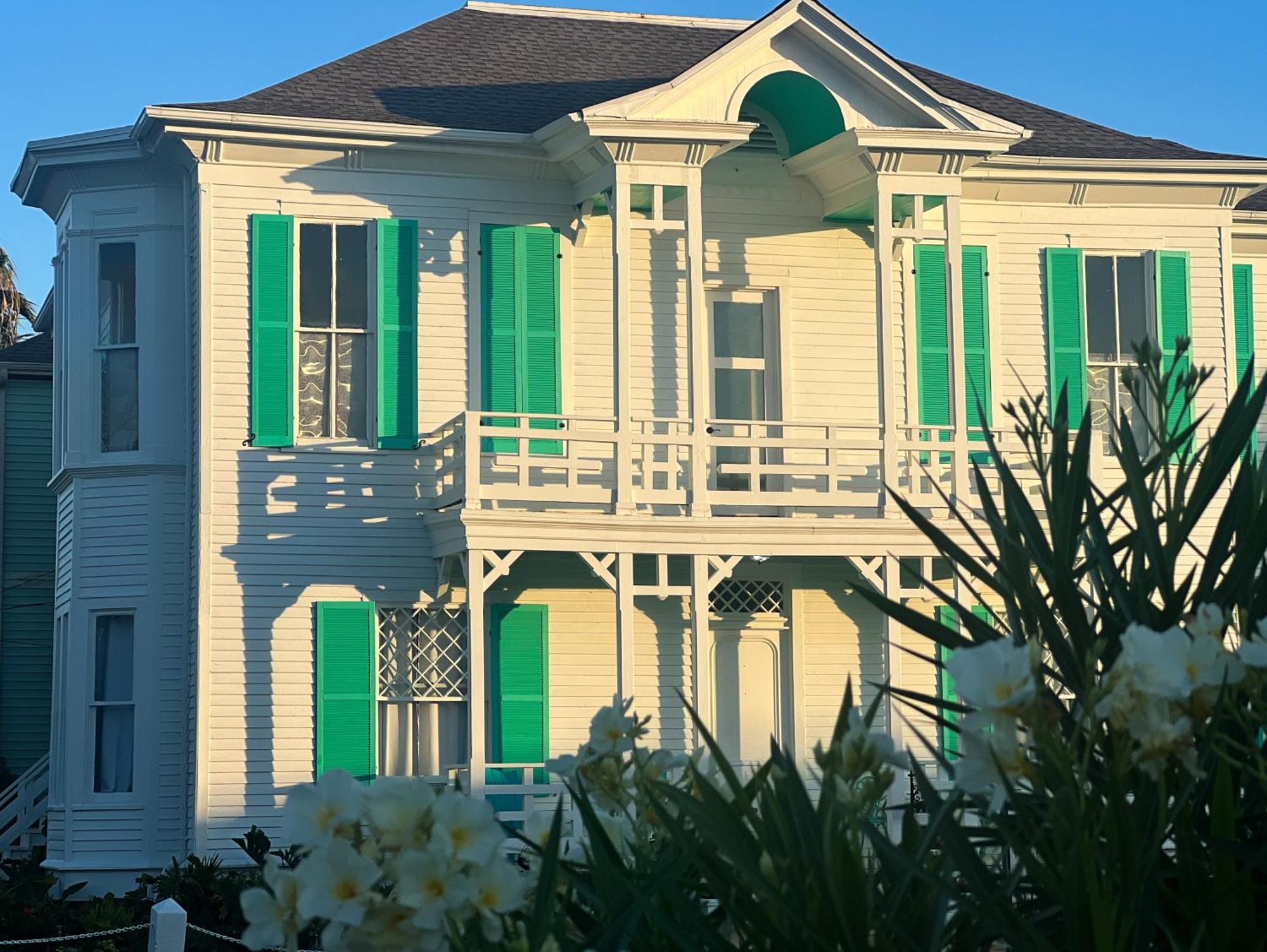 Lotus Galveston Hotel Bagian luar foto