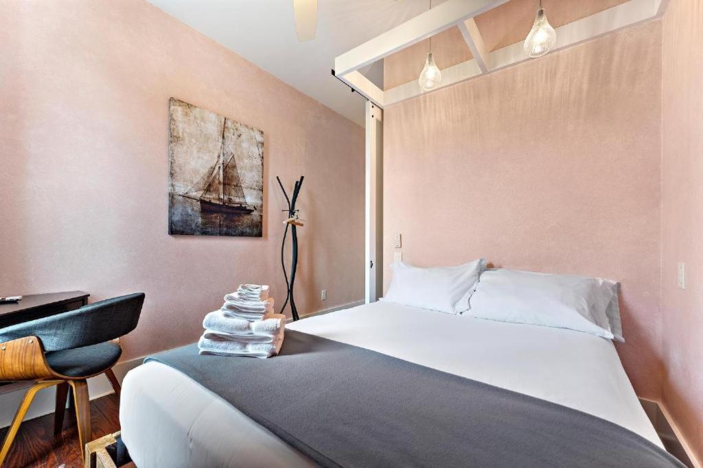 Lotus Galveston Hotel Bagian luar foto